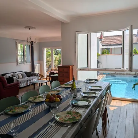 Belle Maison, Beau Quartier, Piscine, Proche Centre, 5 Villa